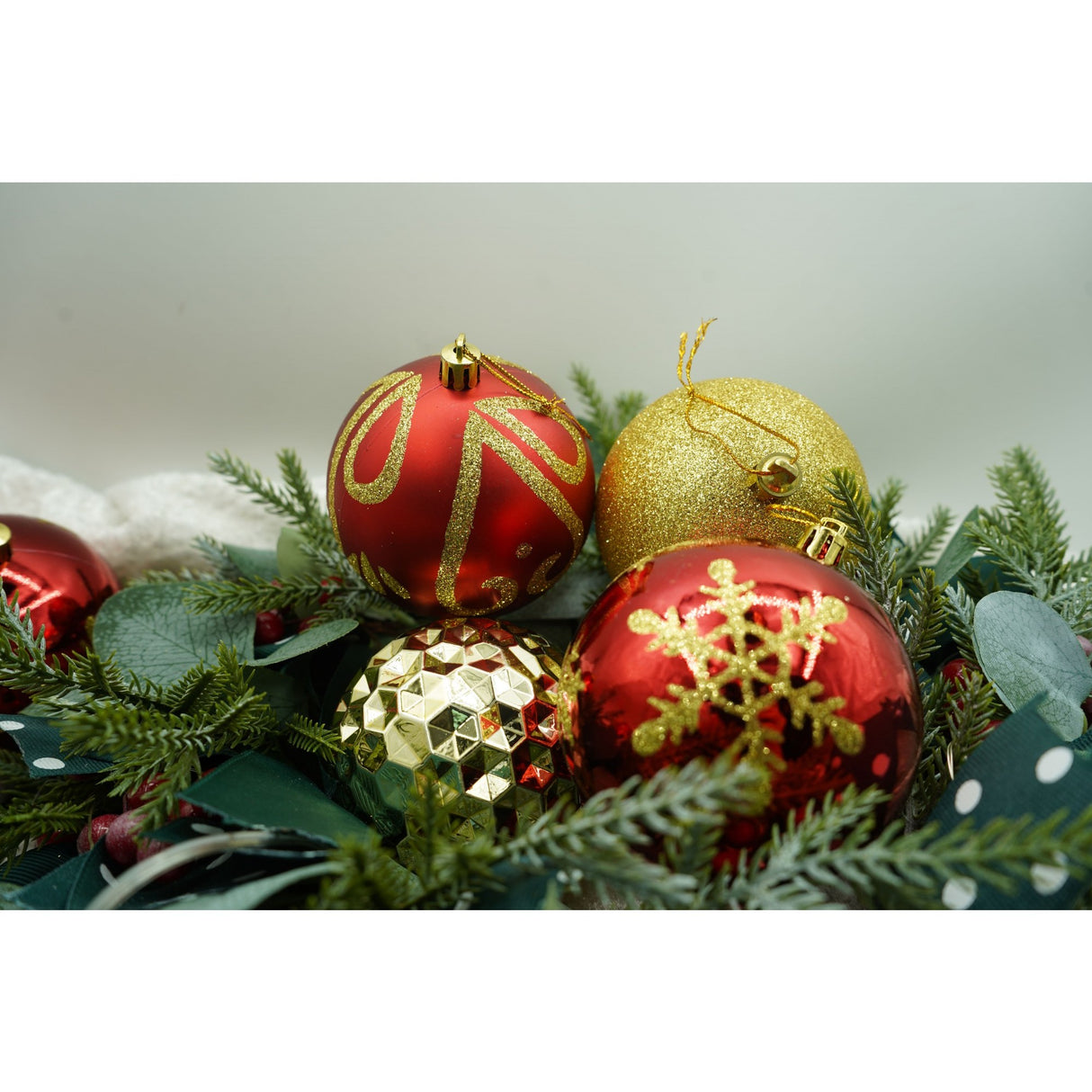Set de 24 ornamente de brad, Vivimall, de tip Glob, Rosu/ Auriu, cu ø de 8 cm, din plastic, cu finisaj sclipitor , cutie 19 cm lungime x 42 cm inaltime x 19 cm adancime - vivimall.ro