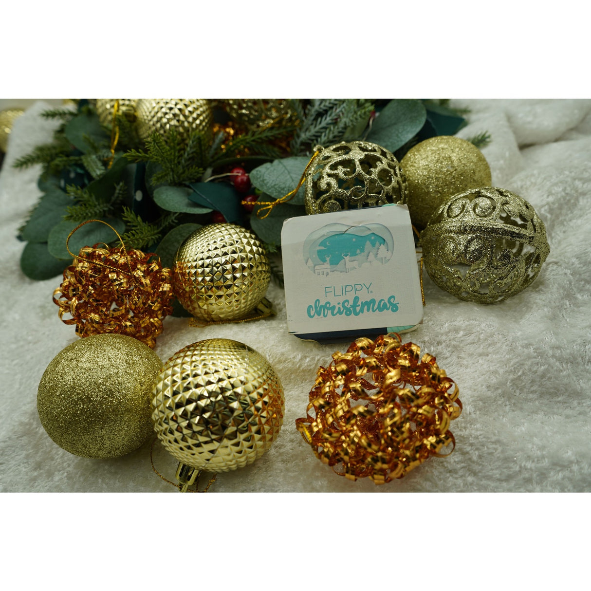 Set de 28 ornamente de brad, Vivimall, de tip Glob, Cupru/ Auriu, din polistiren, cu finisaj sclipitor , cutie 18 cm adancime x 22 cm inaltime x 18 cm lungime) - vivimall.ro