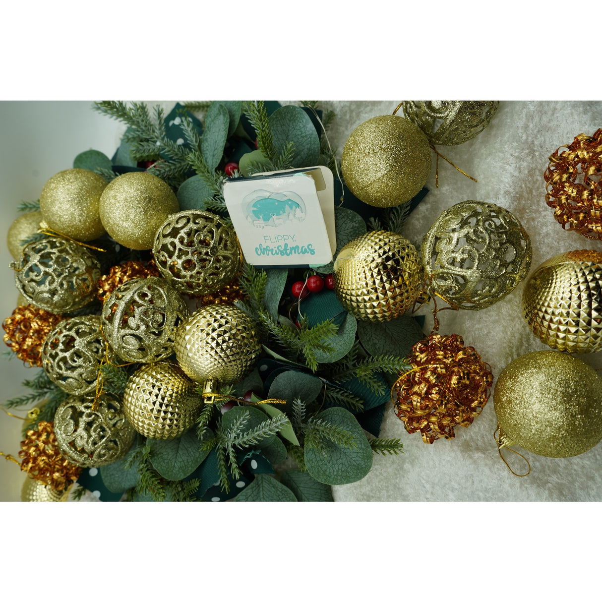 Set de 28 ornamente de brad, Vivimall, de tip Glob, Cupru/ Auriu, din polistiren, cu finisaj sclipitor , cutie 18 cm adancime x 22 cm inaltime x 18 cm lungime) - vivimall.ro