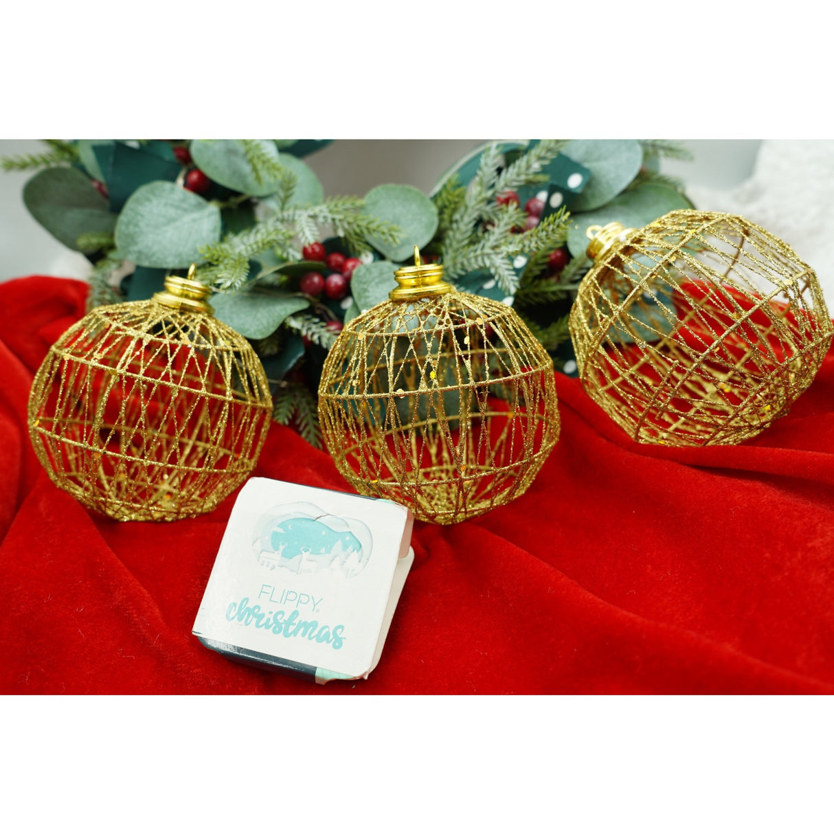 Set de 3 ornamente de brad, Vivimall, de tip Glob, Auriu, cu ø de 10 cm, din metal, cu finisaj sclipitor , cutie 10 cm adancime x 30 cm lungime x 10 cm inaltime - vivimall.ro