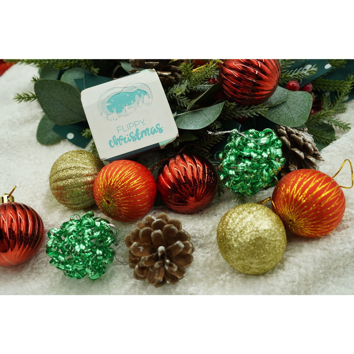 Set de 35 ornamente de brad, Vivimall, de tip Glob, Multicolor, din polistiren, cu finisaj sclipitor , cutie 14 cm adancime x 23 cm inaltime x 14 cm lungime) - vivimall.ro