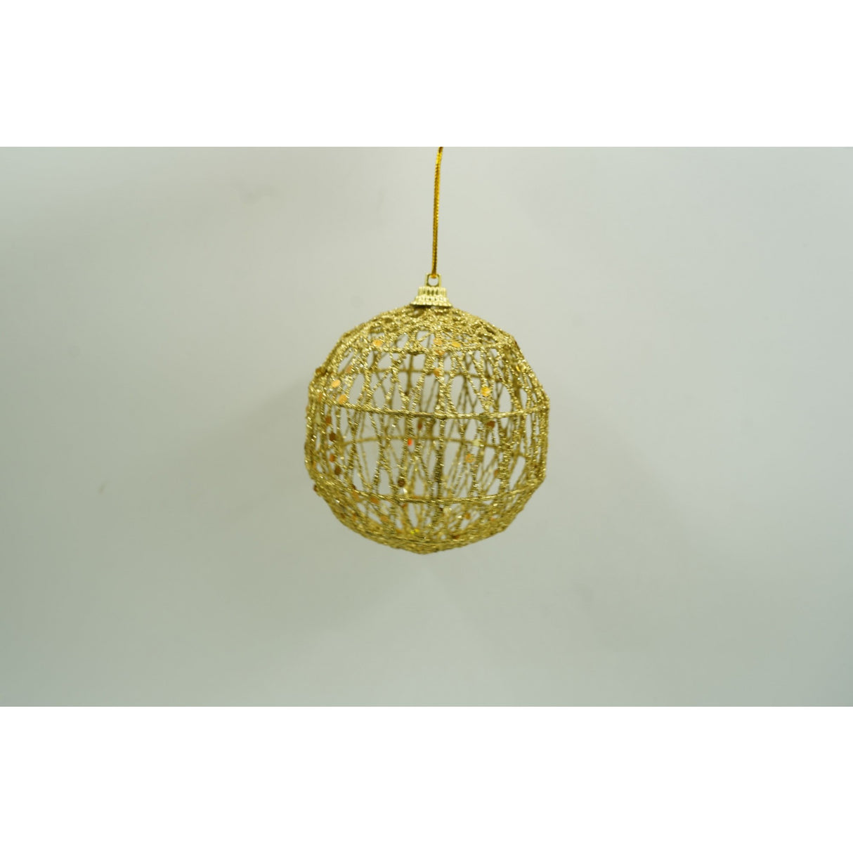 Set de 4 ornamente de brad, Vivimall, de tip Glob, Auriu, cu ø de 8 cm, din metal, cu finisaj sclipitor , cutie 8 cm adancime x 32 cm lungime x 8 cm inaltime - vivimall.ro