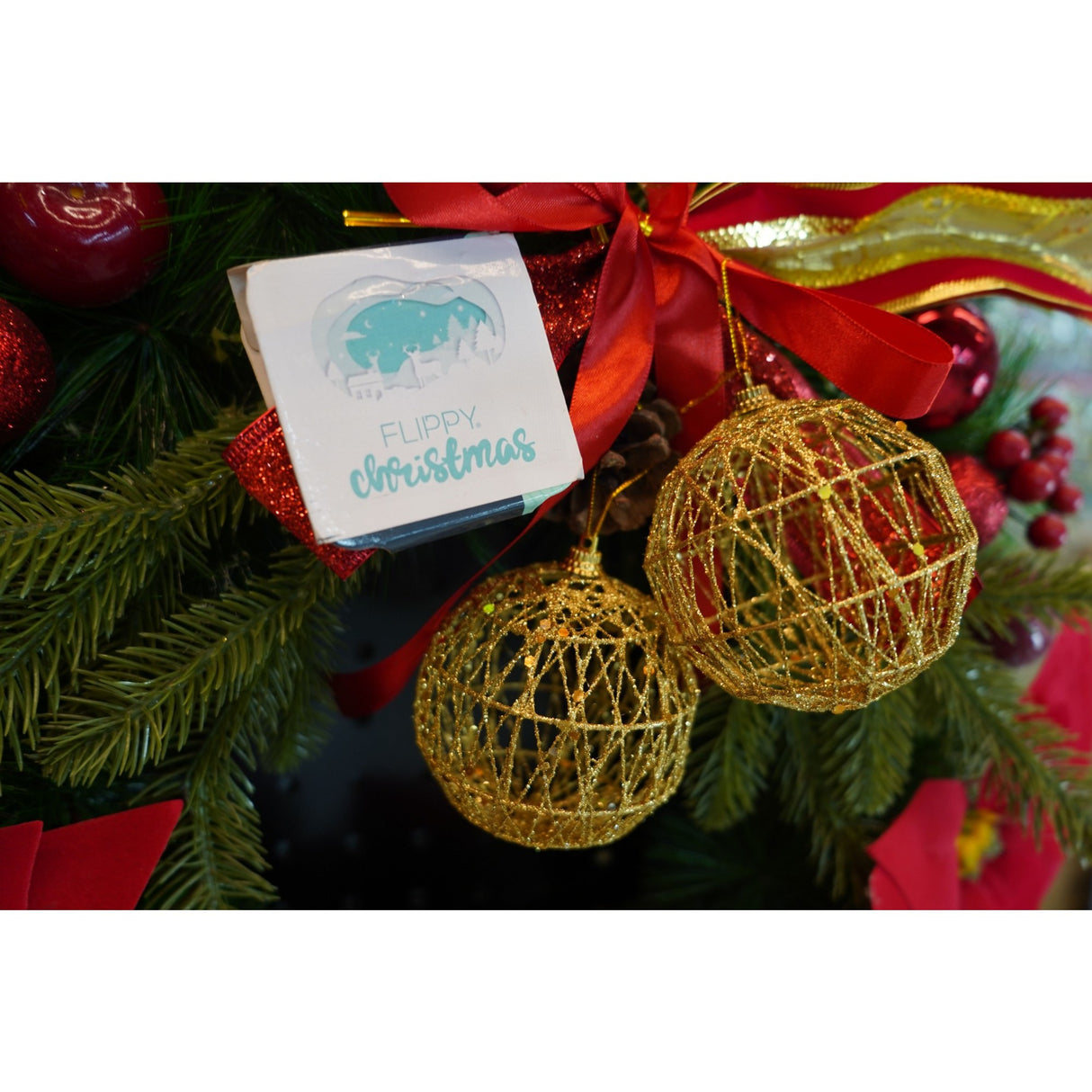 Set de 4 ornamente de brad, Vivimall, de tip Glob, Auriu, cu ø de 8 cm, din metal, cu finisaj sclipitor , cutie 8 cm adancime x 32 cm lungime x 8 cm inaltime - vivimall.ro