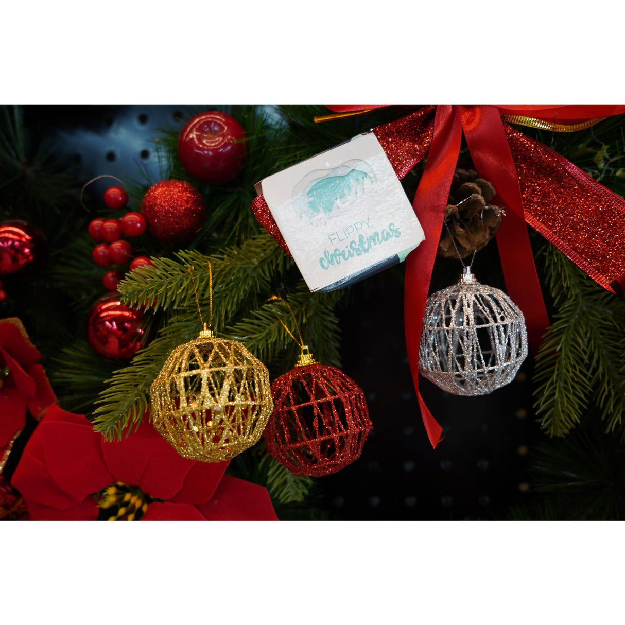 Set de 6 ornamente de brad, Vivimall, de tip Glob, Multicolor, cu ø de 6 cm, din metal, cu finisaj sclipitor , cutie 6 cm adancime x 34 cm lungime x 6 cm inaltime - vivimall.ro