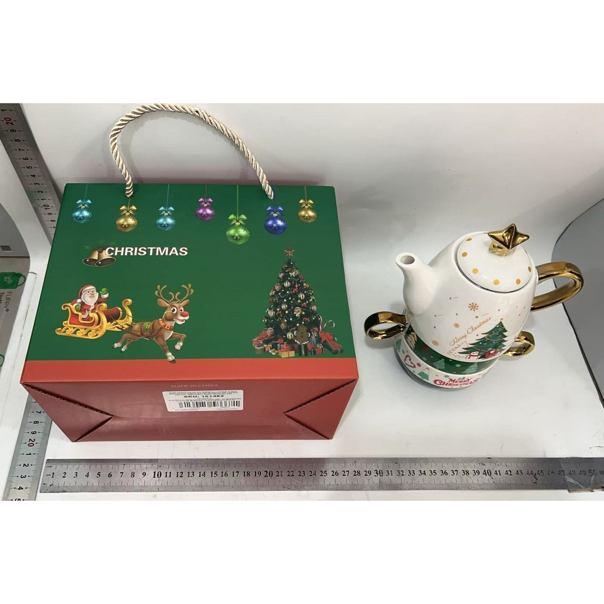 Set de Ceai, Flippy, Tema Craciun, Ceainic 450 ml, 2 x Cani 250 ml, din Ceramica, Model Brad de Craciun, Alb/Verde - vivimall.ro