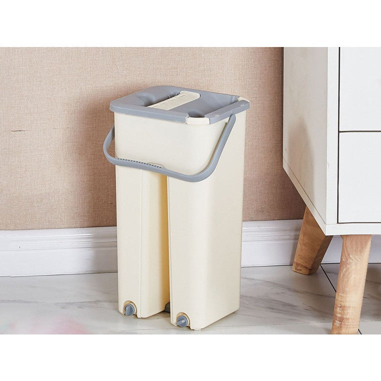 Set de curatenie Vivimall, mop si galeata, galeata 6 l, 2 rezerve microfibra incluse, design modern, pentru interior, material plastic, peri sintetici, plat, cu storcere, bej - vivimall.ro