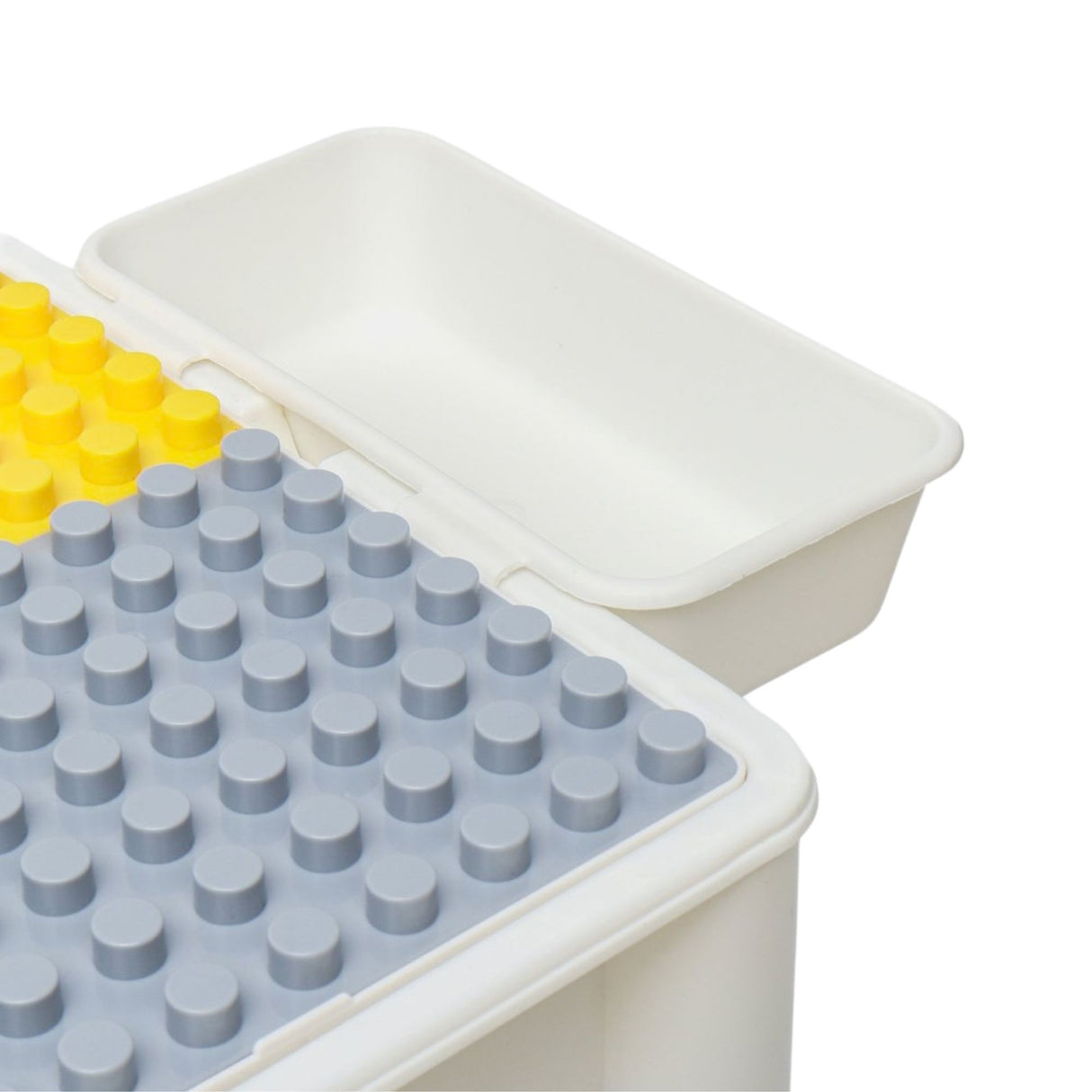 Copil folosind măsuța educativă Flippy pentru joc de construcție cu piese tip LEGO Duplo, lifestyle