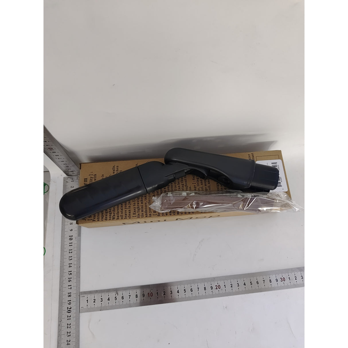 Mop Plat cu Pulverizare, Vivimall, Recipient pentru Solutie de Suprafete, Geamuri, Interior Auto, Maner Scurt, Usor de Utilizat, Sistem de Stoarcere, 15.5 x 15.5 x 12.5 cm, Negru - vivimall.ro