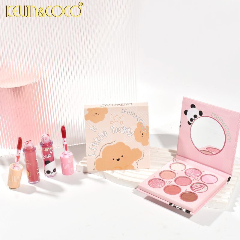 Paletă farduri și lipgloss Kevin&Coco Model Teddy, prezentare lifestyle pe suprafață elegantă
