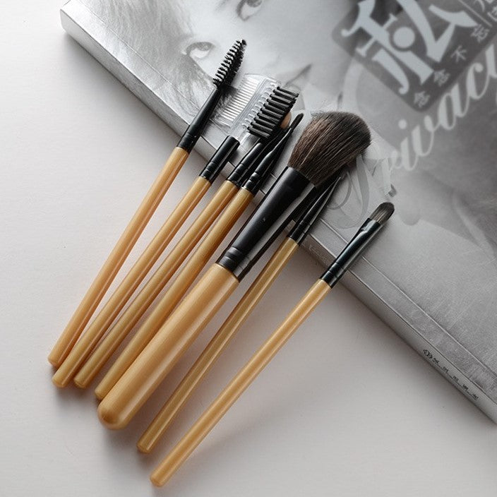 Hordozható 7 db-os sminkecset készlet arany tokkal