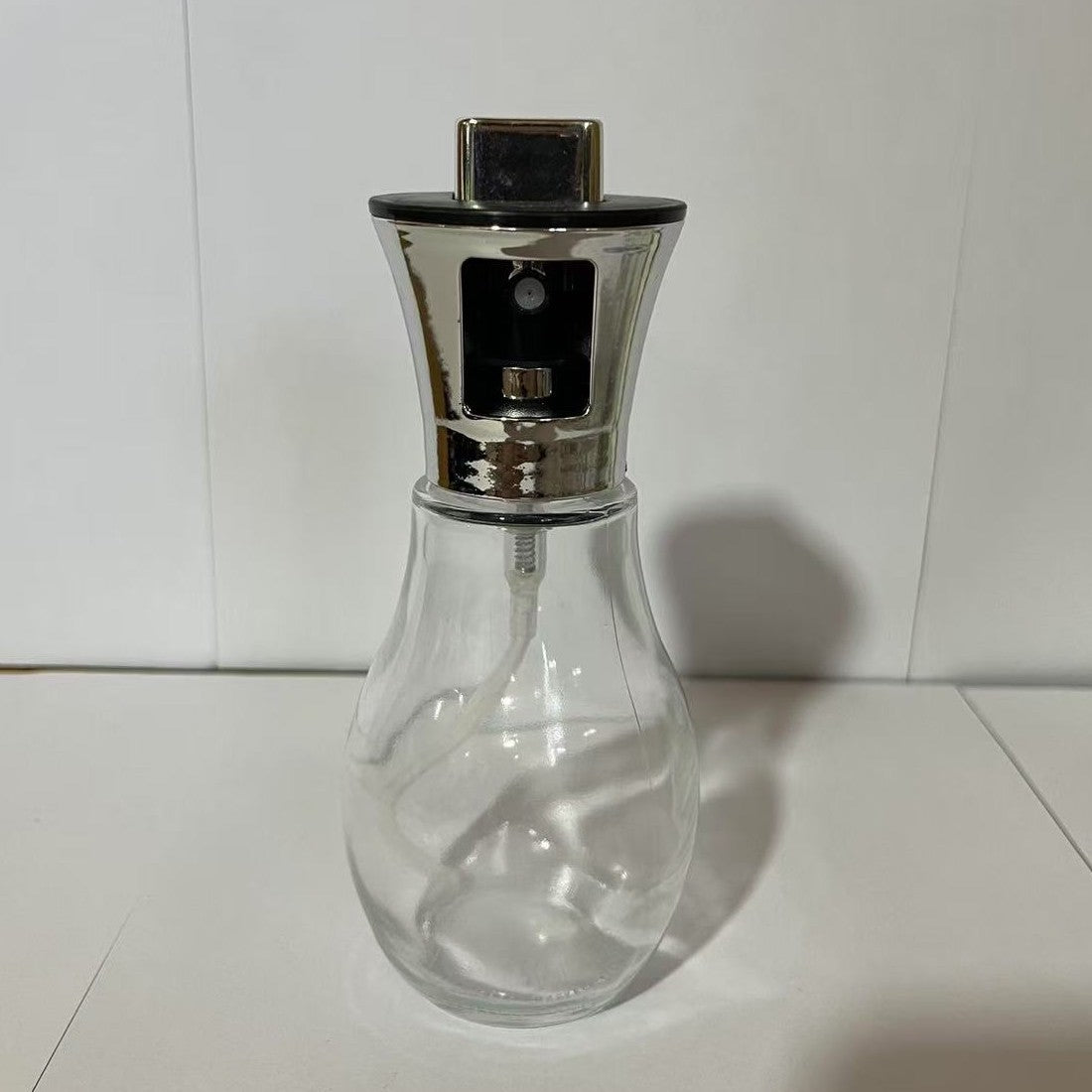 Sticla de ulei cu Pulverizator, Vivimall, Sticla pentru Lichide de Bucatarie, Otet, Sos, 16.7 x 5.2 cm, Volum 200 ml, Silver - vivimall.ro