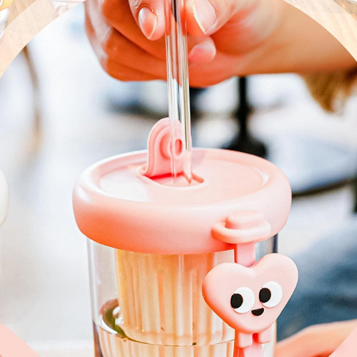 Pahar din silicon, cu capac si pai, pentru copii, Vivimall, anti-cadere, compartiment pentru fructe/ceai/gheata, rezistent la temperaturi inalte, 500ml, Roz, 14.5x8.8x20 cm - vivimall.ro