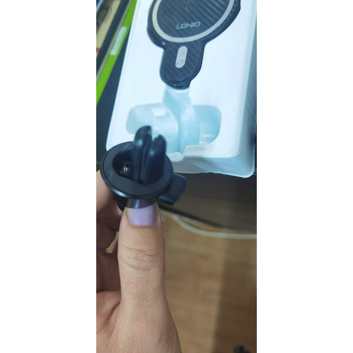Detaliu cablu Type-C la USB inclus în pachetul suportului Flippy MagSafe 15W