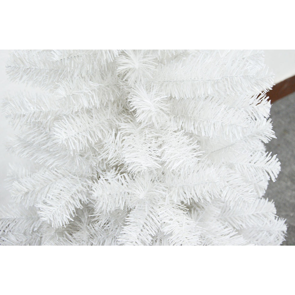 Brad de Craciun artificial cu suport inclus Vivimall, 210 cm, 800 ramuri/varfuri, material plastic, suport clasic, fara iluminare, utilizat pentru interior/exterior, alb - vivimall.ro