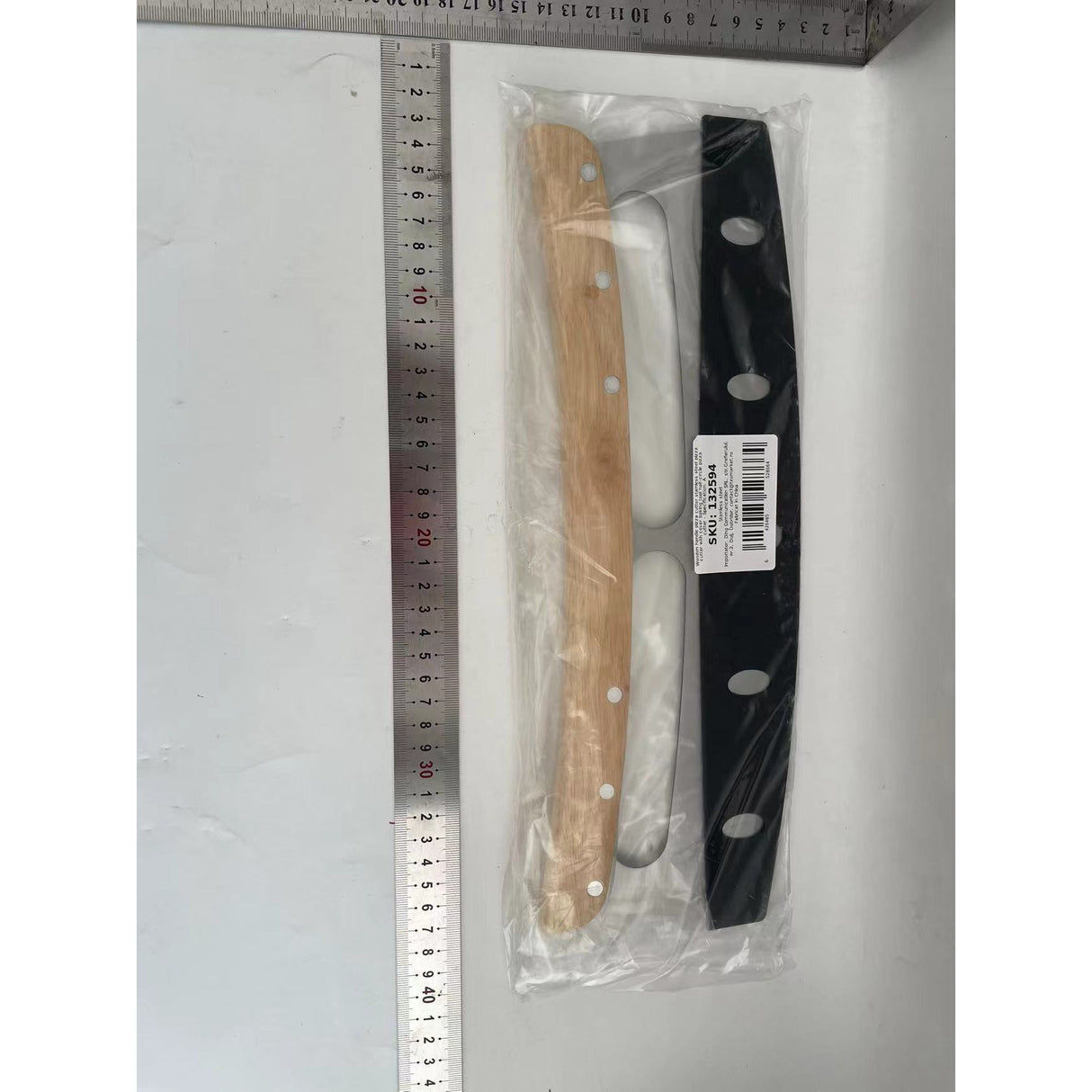 Taietor Feliator de Pizza, Vivimall, din Otel Inoxidabil, cu Capac, Maner din Lemn, Antialunecare, Lama Neteda si Ascutita, 34x10 cm, Maro - vivimall.ro