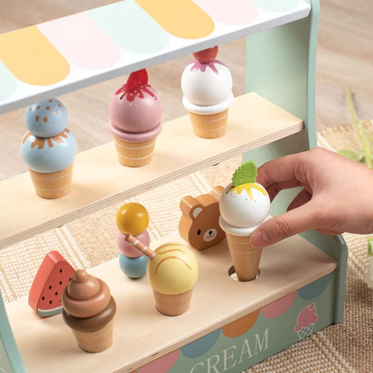 Copil folosind standul interactiv Montessori Flippy pentru joc de rol gelaterie, vârstă 3 ani+