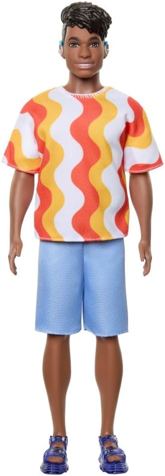 BARBIE PAPUSA BAIAT FASHIONISTAS CU TRICOU CU DUNGI ALBE SI PORTOCALII SI APARATE AUDITIVE