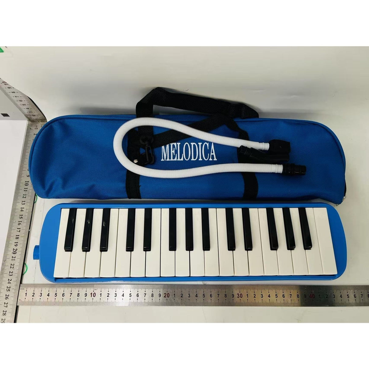 Melodică Vivimall 32 clape albastru, detaliu clape imprimate cu note muzicale