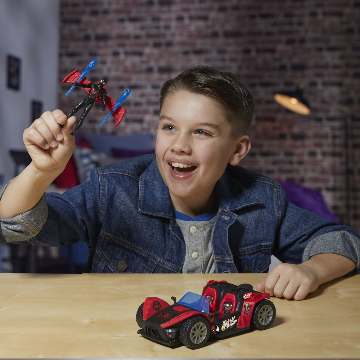 MARVEL SPIDER MAN VENOM VERSUS LANSATOR AUTO SI FIGURINA MILES MORALES