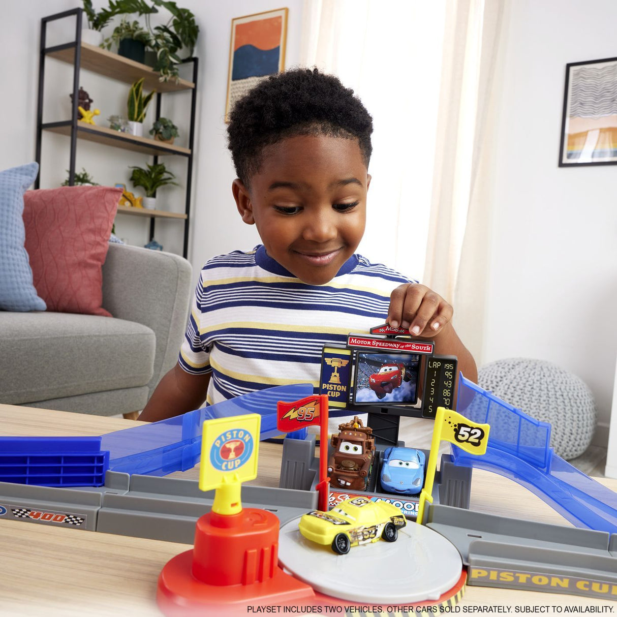 CARS SET DE JOACA PISTA DE CURSE PISTON CUP CU MASINUTA INCLUSA