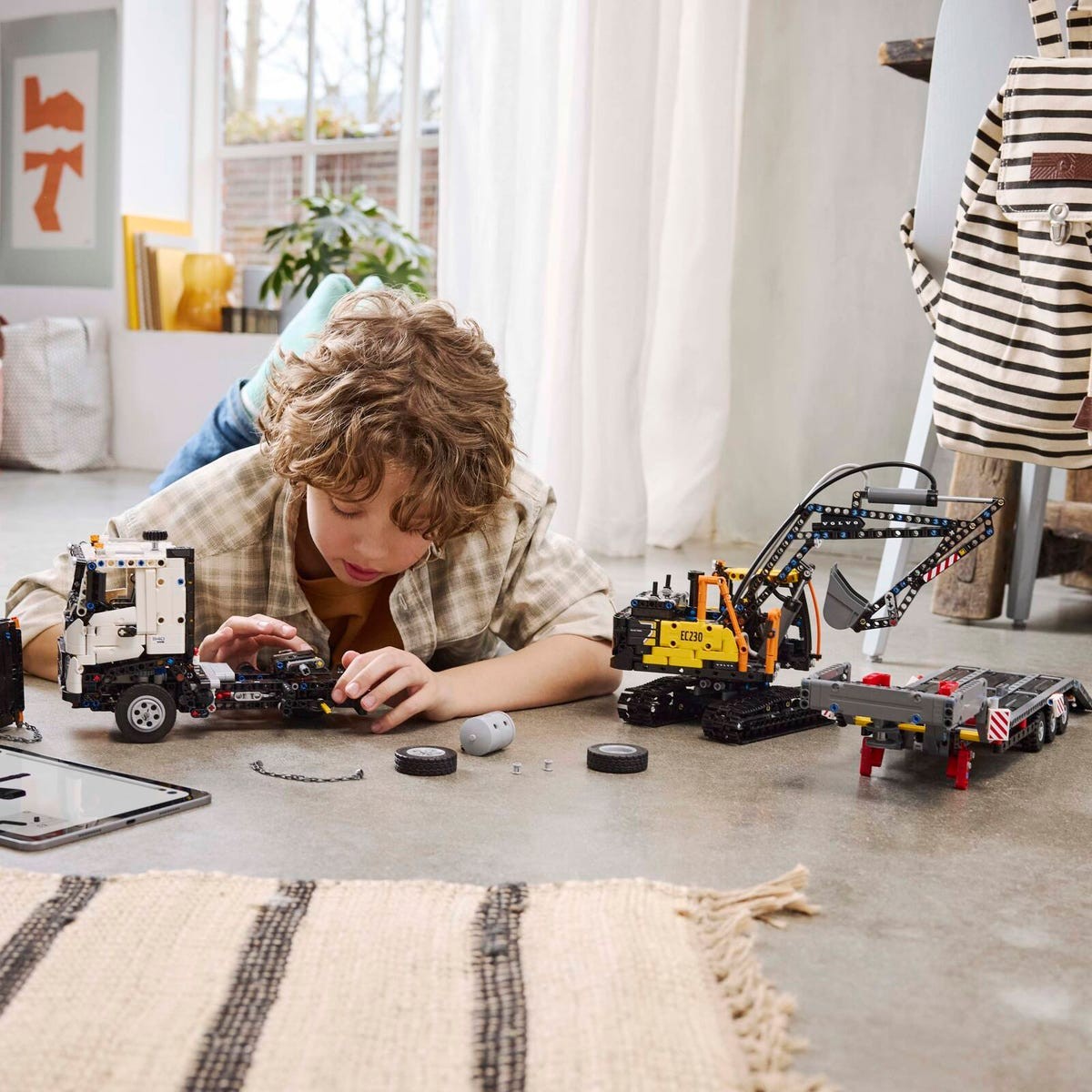 LEGO TECHNIC CAMIONUL FMX ȘI EXCAVATORUL ELECTRIC EC230 DE LA VOLVO 42175