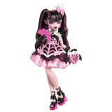 MONSTER HIGH ZIUA DE NASTERE DULCE SI INFRICOSATOARE PAPUSA DRACULAURA CU ACCESORII