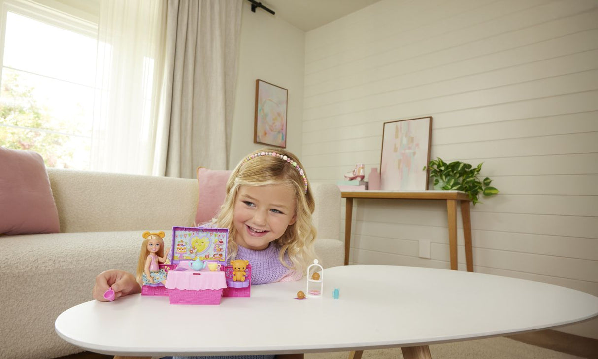 BARBIE FAMILY AND FRIENDS SET CLUBUL LUI CHELSEA PETRECERE CU CEAI SURPRIZA