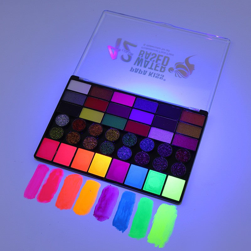 Aplicare vopsea de față cu pensula din paletă multicolor cu activare cu apă