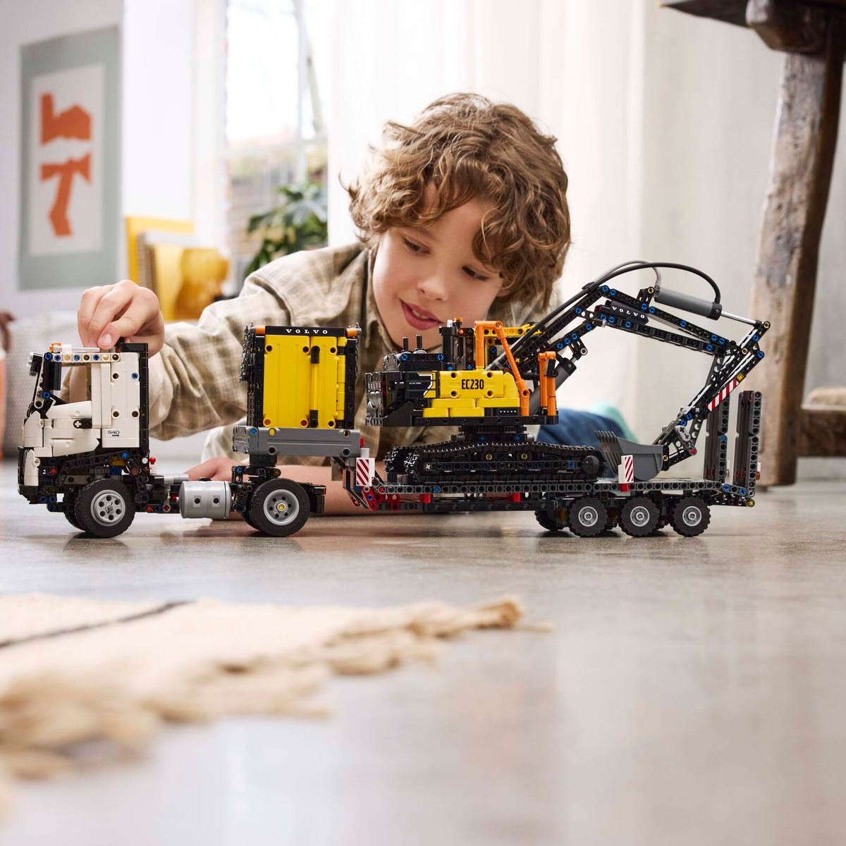 LEGO TECHNIC CAMIONUL FMX ȘI EXCAVATORUL ELECTRIC EC230 DE LA VOLVO 42175