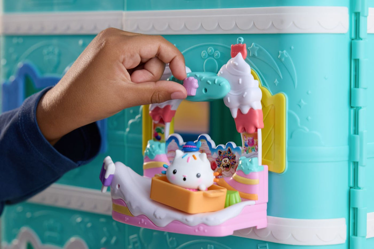 GABBYS DOLLHOUSE FILMUL SET BALCONUL DIN DULCIURI SI FIGURINA PISICA CAKEY CU ACCESORII