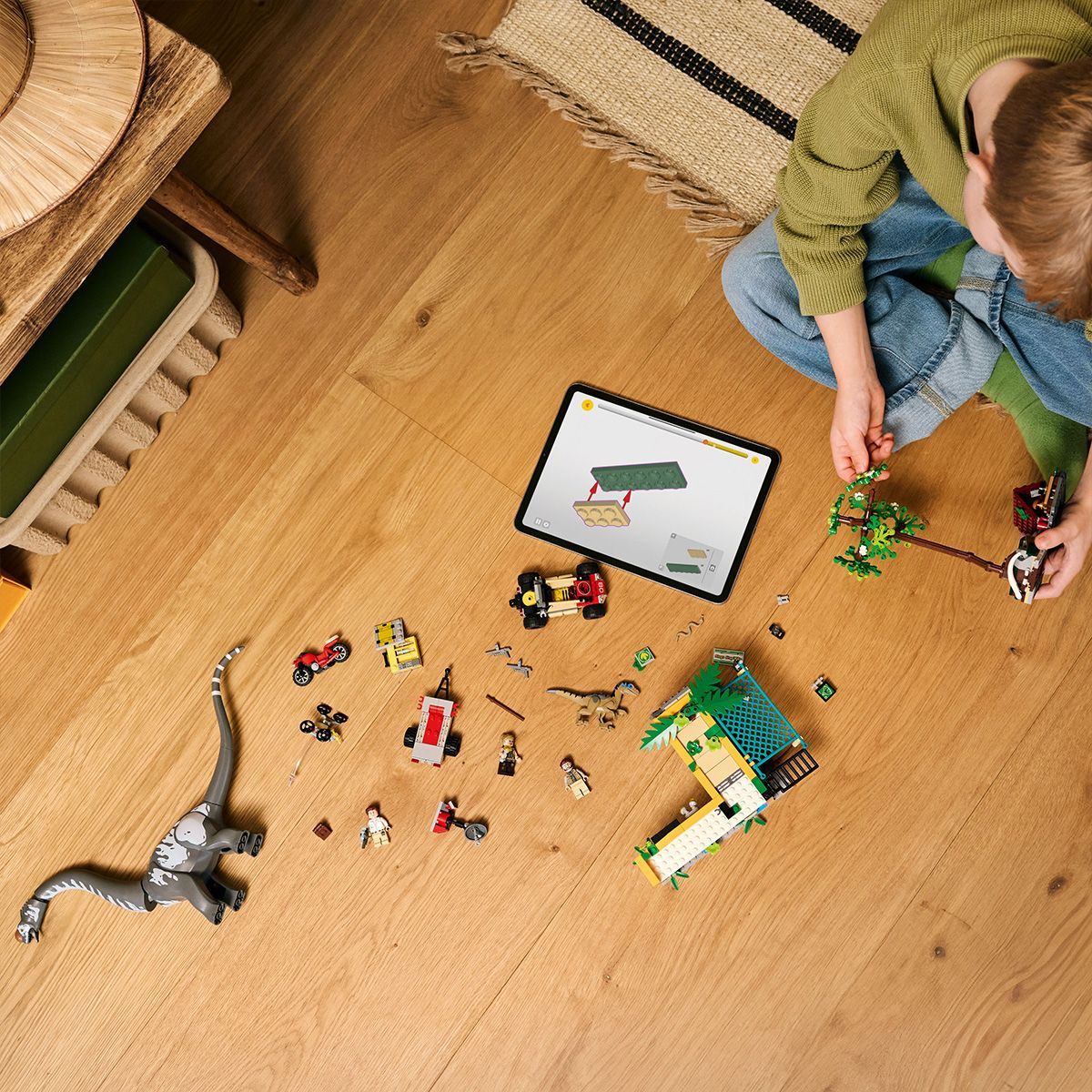 LEGO JURASSIC WORLD RENASTEREA MISIUNE DE URMARIRE A UNUI VELOCIRAPTOR SI A UNUI TITANOSAURUS 76973