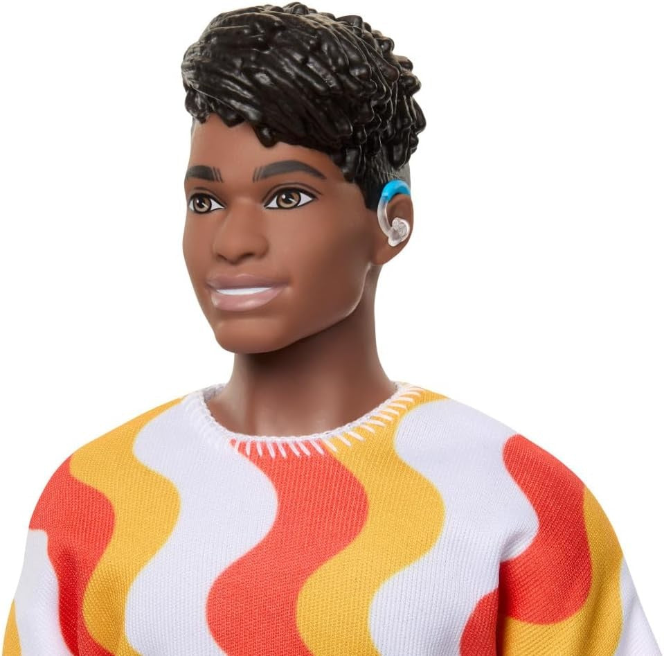 BARBIE PAPUSA BAIAT FASHIONISTAS CU TRICOU CU DUNGI ALBE SI PORTOCALII SI APARATE AUDITIVE