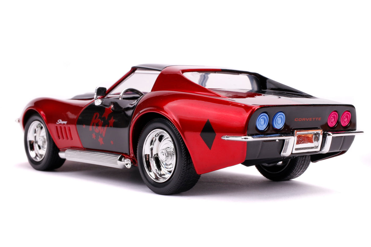MASINUTA DIN METAL HARLEY QUINN 1969 CHEVY CORVETTE SCARA 1:24