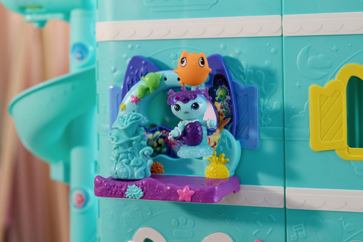 GABBYS DOLLHOUSE FILMUL SET BALCONUL ACVARIU SI FIGURINA MERCAT CU ACCESORII
