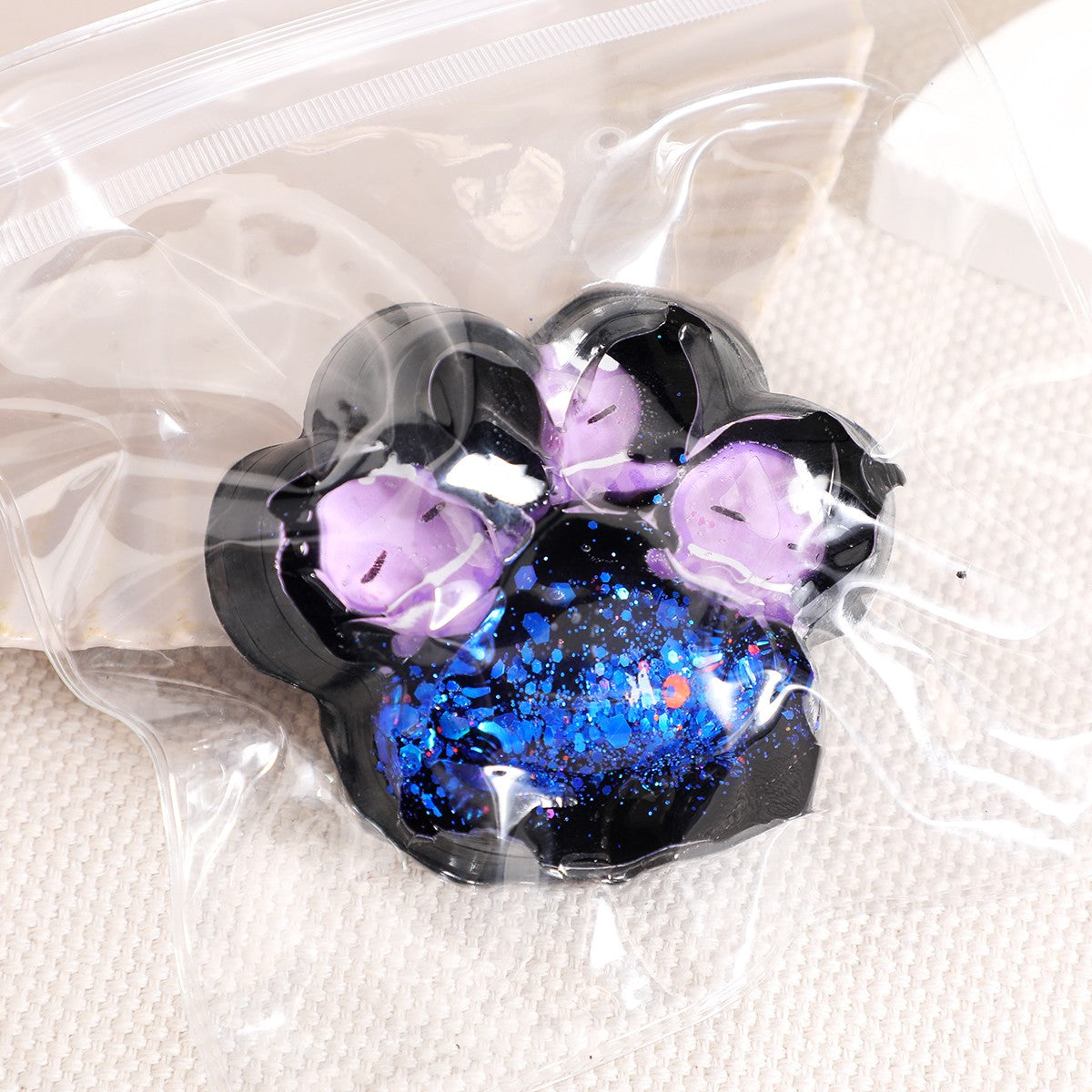 Jucarie Antistres Squishy, Vivimall, cu Revenire Lenta, Squeeze Pinch Family, Model Cat Paw, 6.5 x 6 cm, din Tpr, 4-6 Ani, Model 5 Meduze, Negru cu Insertii - vivimall.ro