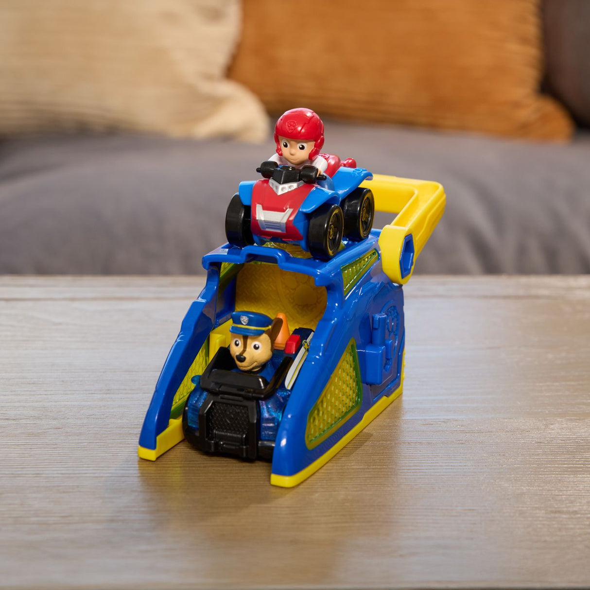 PATRULA CATELUSILOR SET FIGURINA CHASE SI VEHICUL CU LANSATOR