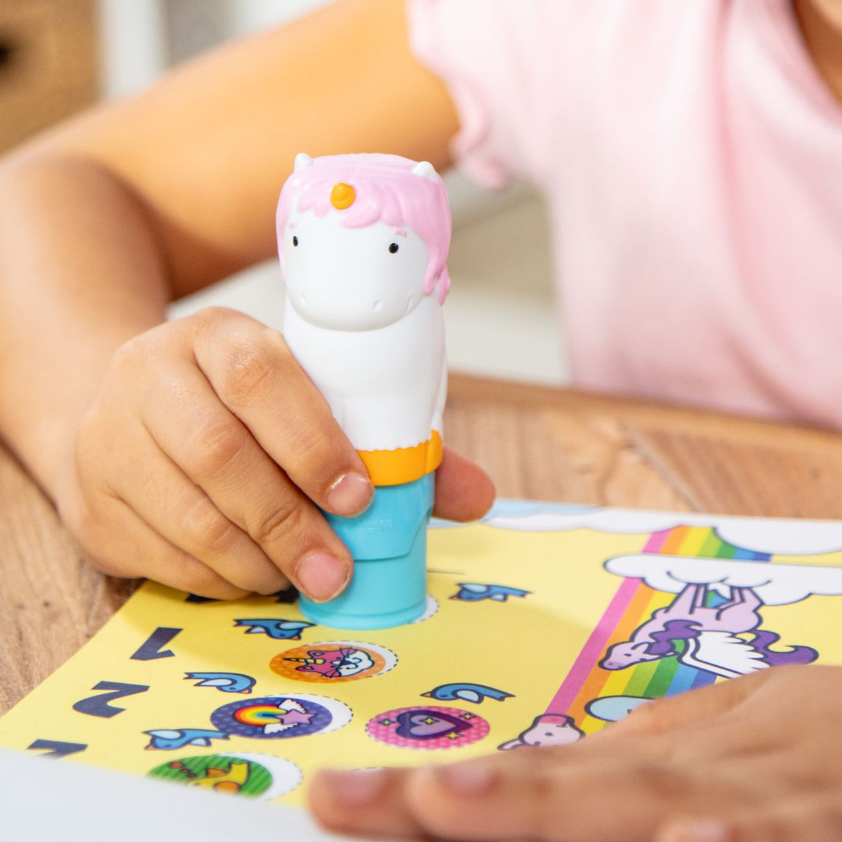 MELISSA AND DOUG STICKER WOW SET DE JOACA AUTOCOLANTE SI STAMPILA REINCARCABILA UNICORN
