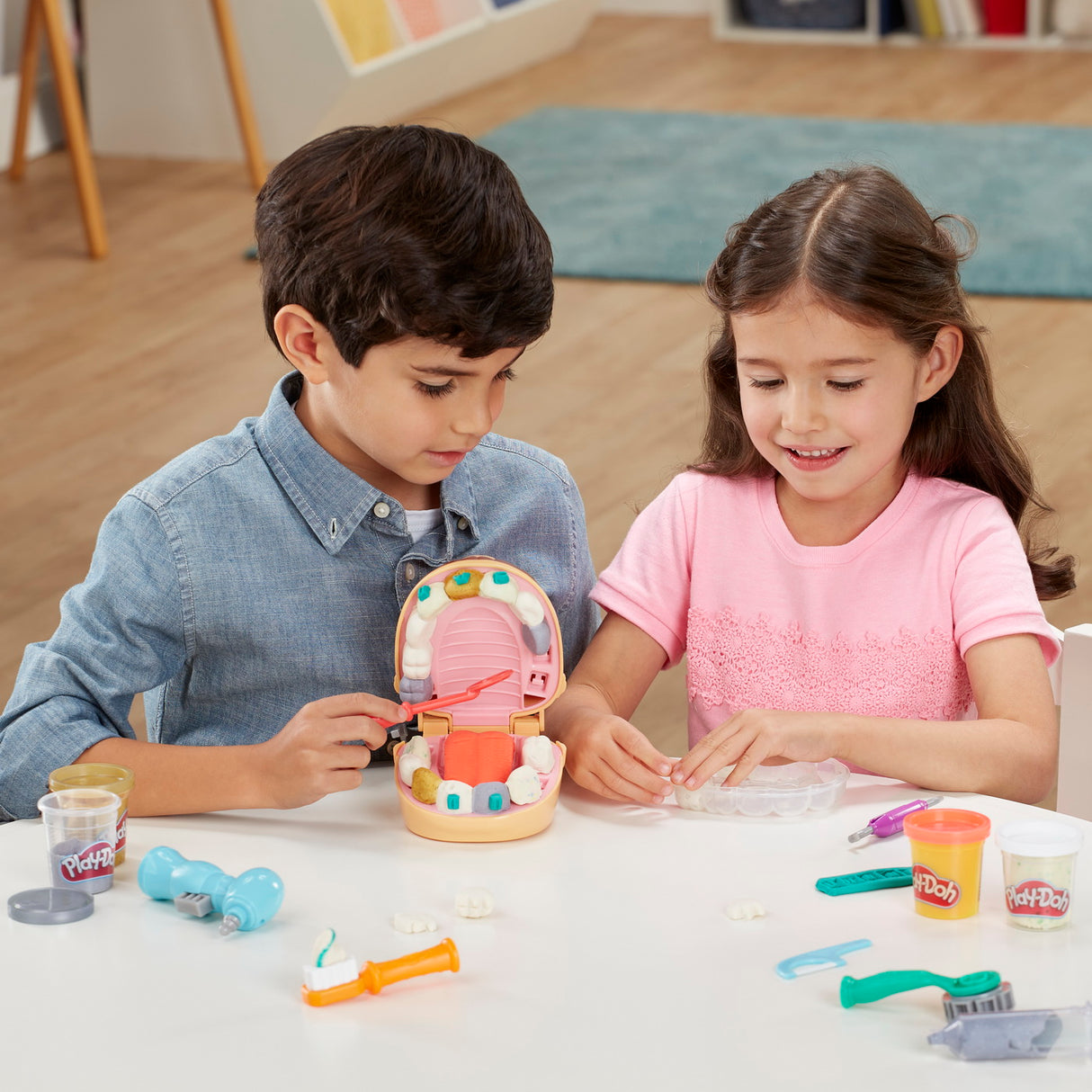 PLAY-DOH SET DENTISTUL CU ACCESORII SI DINTI COLORATI