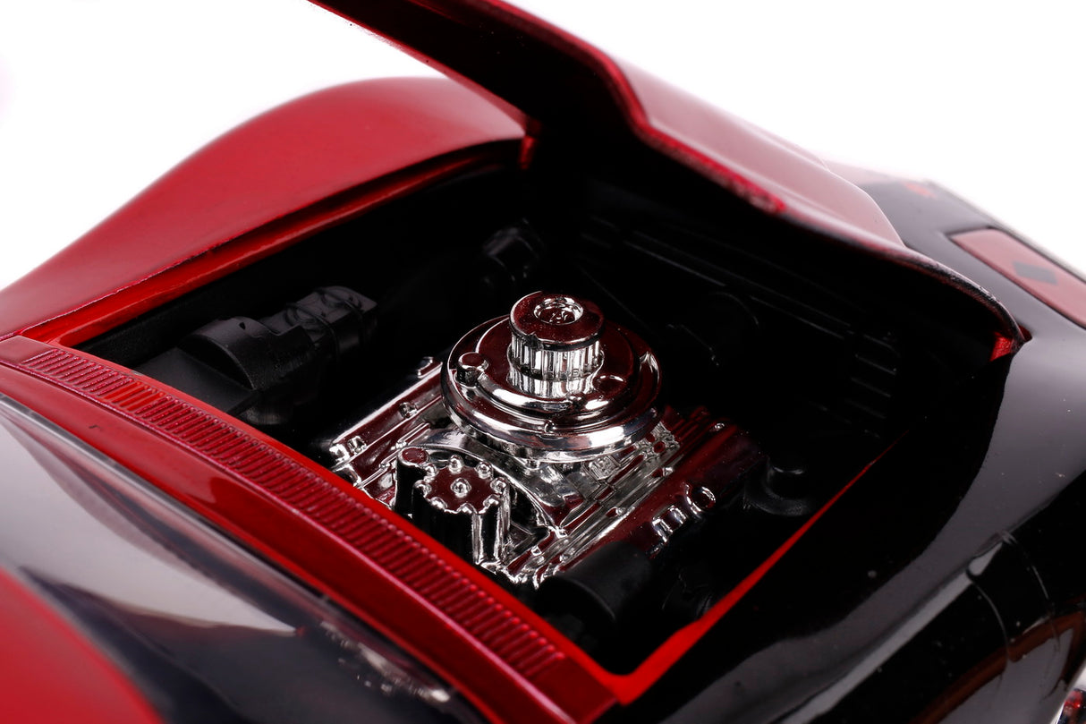 MASINUTA DIN METAL HARLEY QUINN 1969 CHEVY CORVETTE SCARA 1:24