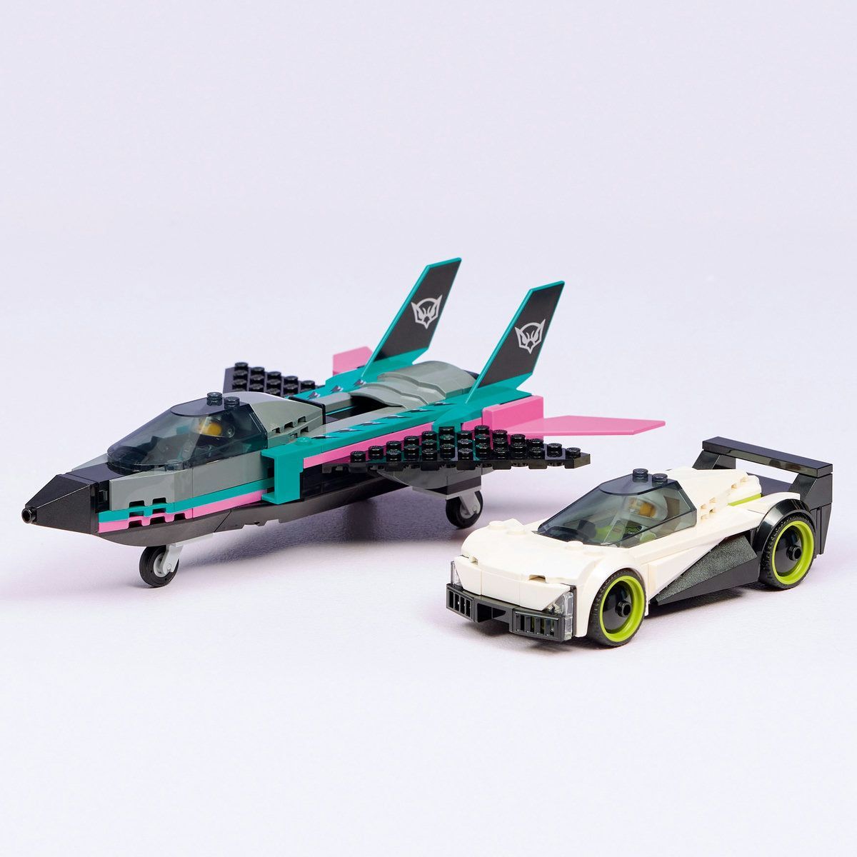 LEGO CITY AVION CU REACTIE VS MASINA 60489