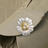 Accesoriu pentru Nasturi, Vivimall, Model Floare cu Perle, din Metal, 2.5 x 1.7 cm, Argintiu - vivimall.ro