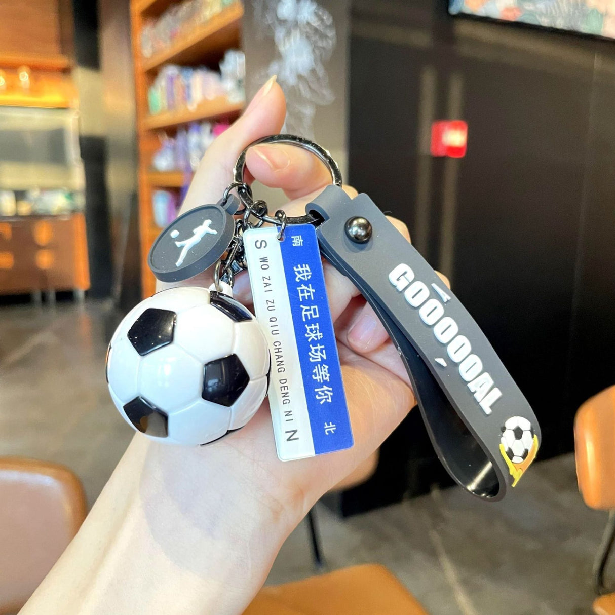 Breloc Chei, Flippy, Model Minge de Fotbal, Mesaj Următoarea Oprire: Stadion de fotbal, Cupa Mondiala, Accesoriu Pentru Chei si Rucsac, Material Acril, 50 g, Albastru/Negru - vivimall.ro