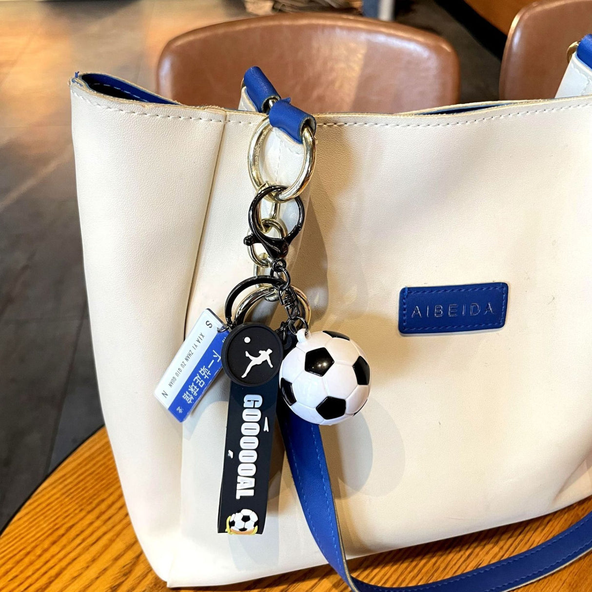 Breloc Chei, Flippy, Model Minge de Fotbal, Mesaj Următoarea Oprire: Stadion de fotbal, Cupa Mondiala, Accesoriu Pentru Chei si Rucsac, Material Acril, 50 g, Albastru/Negru - vivimall.ro