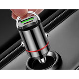 Încărcător auto compact Vivimall 10g lângă telefon în curs de încărcare, vedere lifestyle