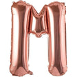 Balon folie metalizată litera M, 100 cm, culoare Rose Gold, vedere frontală, pai transparent inclus
