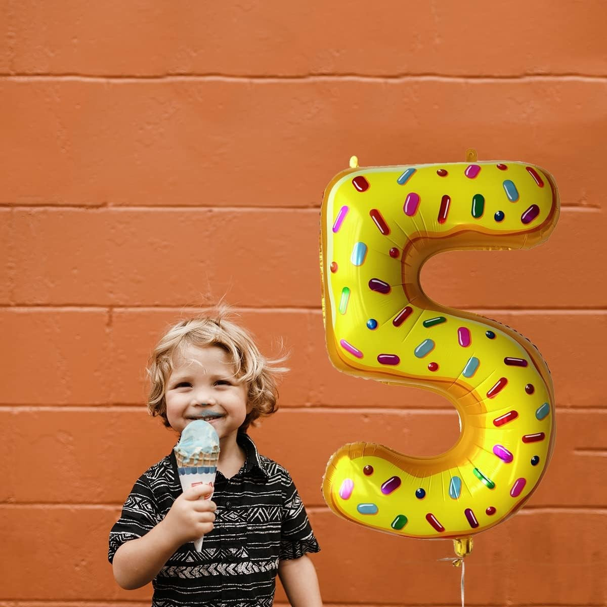 Balon din Folie Metalizata Vivimall, Figurina Cifra, Imprimeu Gogosi, Tema Aniversare 100 cm, Ambalaj Individual, Pai inclus, Umflare cu Aer sau Heliu, Multicolor, Cifra 5 - vivimall.ro