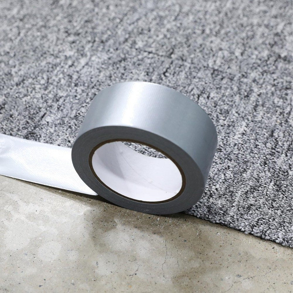 Bandă izolare aluminiu Flippy aplicată pe țeavă metalică, etanșare îmbinare