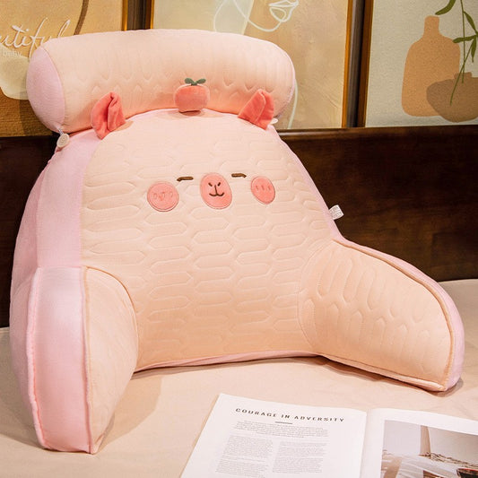 Pernă decorativă din latex model Capybara cu măr în cap, 60x40 cm, culoare roz, spătar pat, vedere frontală