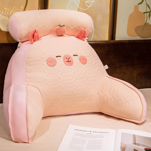 Perna Multifunctionala, Flippy, Spatar pentru Pat, Protectie Lombara, Marime Medie, 60 x 40 cm, din Latex, Model Capybara cu Mar in Cap, Roz - vivimall.ro