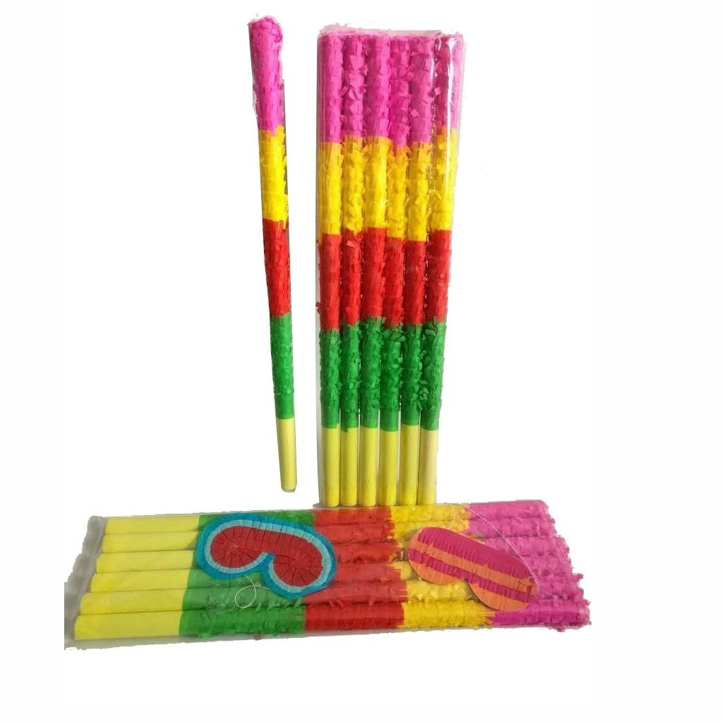 Detaliu bețe pentru pinată decorate cu hârtie creponată în culori vii – roz, galben, roșu, verde